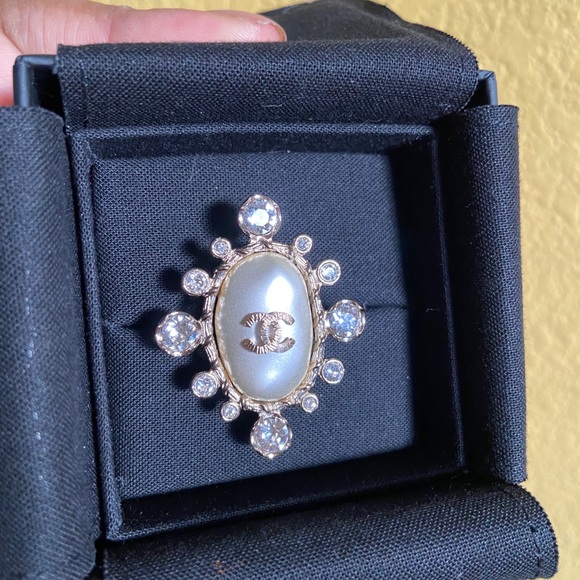 SOLD Chanel Crystal and Pearl costume ring - Picture 2 of 6